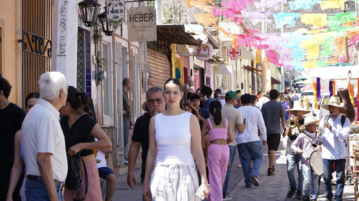 Ajijic pedestrian walkway along Colón a success